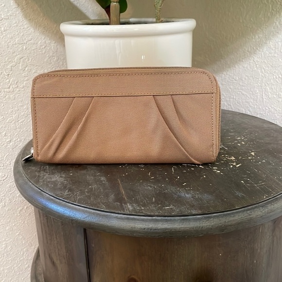 TRAVELON zipper closure wallet - Picture 1 of 10